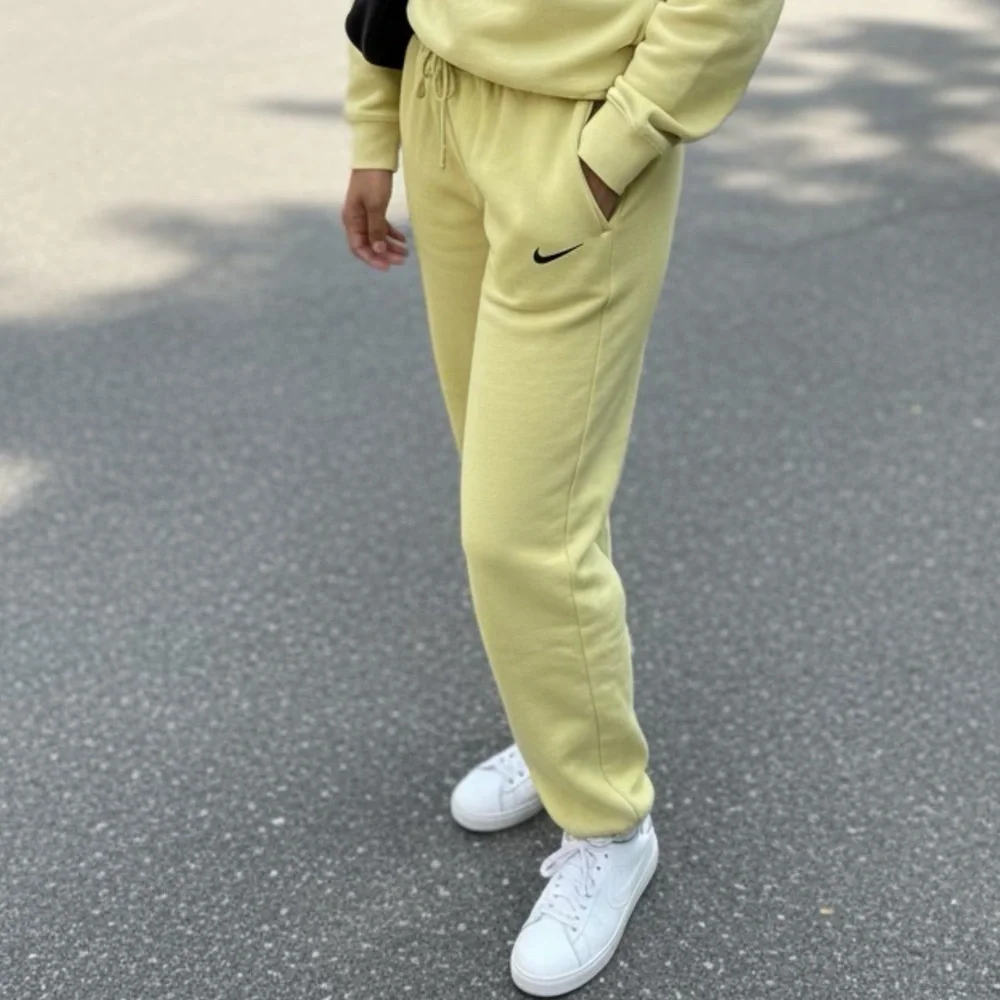 Nike Women's Relaxed Fit High Waisted Sweatpants in Pistachio Size Small